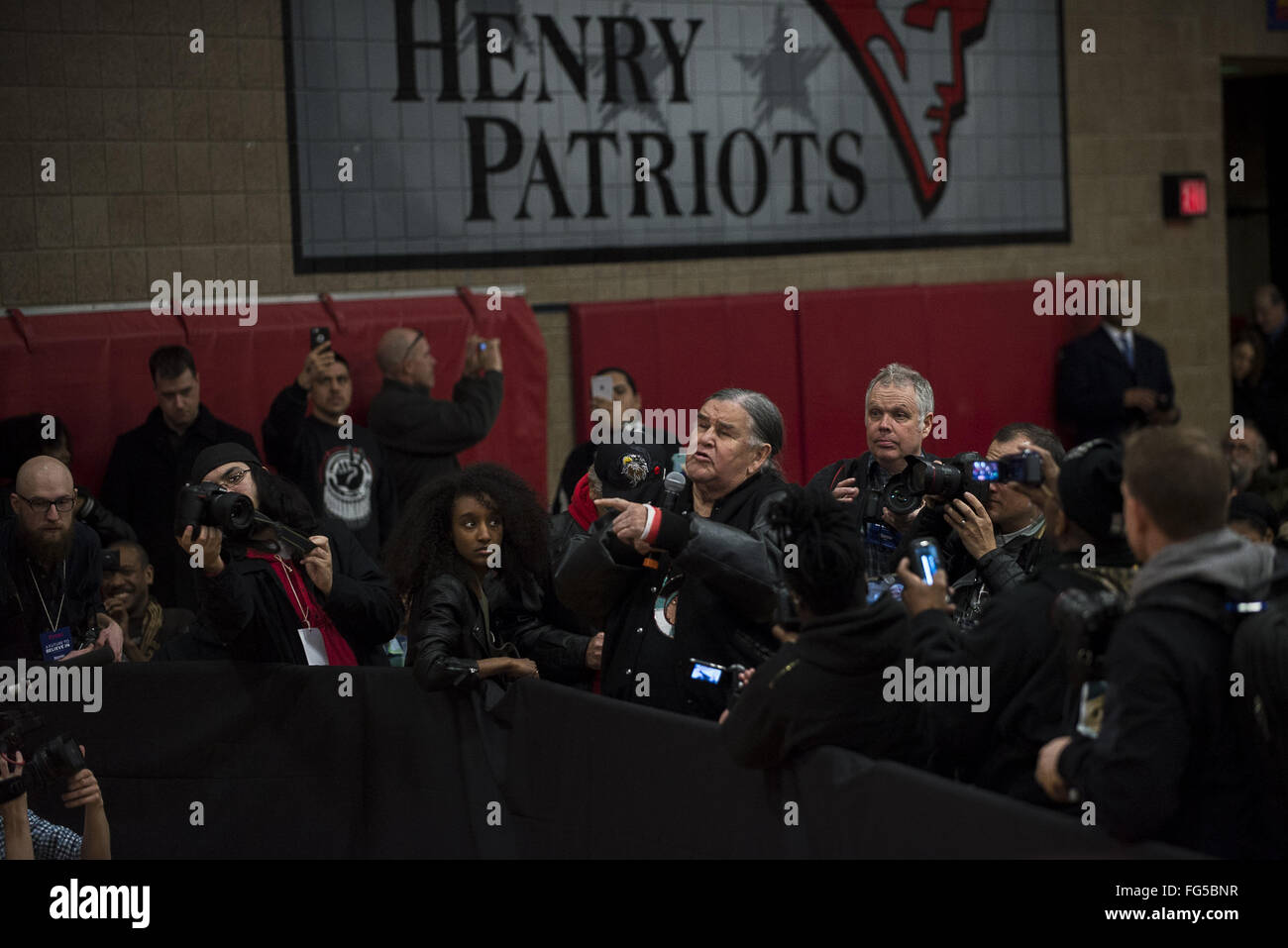 Minneapolis, Minnesota, USA. 13 Feb, 2016. Clyde Bellecourt, un hombre de 79 años Native American activista preguntó a cinco minutos de largo pregunta sobre el gobierno de los EE.UU. honra a los tratados anteriores con los nativos americanos, que Bernie Sanders respondió brevemente antes de salir para asistir a una cena de recaudación de fondos en el vecino San Pablo. El senador Bernie Sanders, de Vermont, que está tratando de obtener la nominación del partido demócrata para presidente, asistieron al Foro Black America, patrocinado por MN Barrios organizando para cambiar a Patrick Henry High School en el barrio afroamericano en gran parte del norte de Minnea Foto de stock