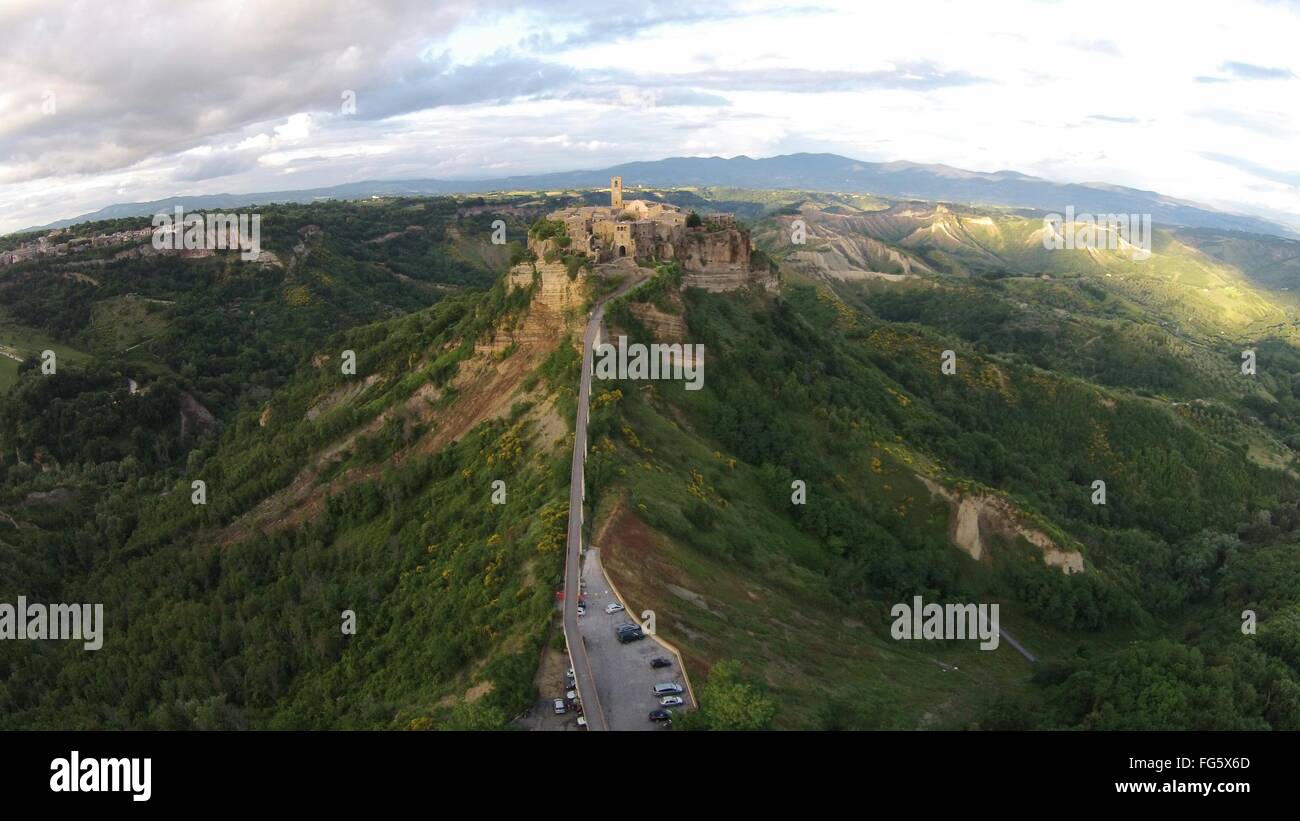 Vista aérea de las montañas contra el cielo en Civita di Bagnoregio Foto de stock