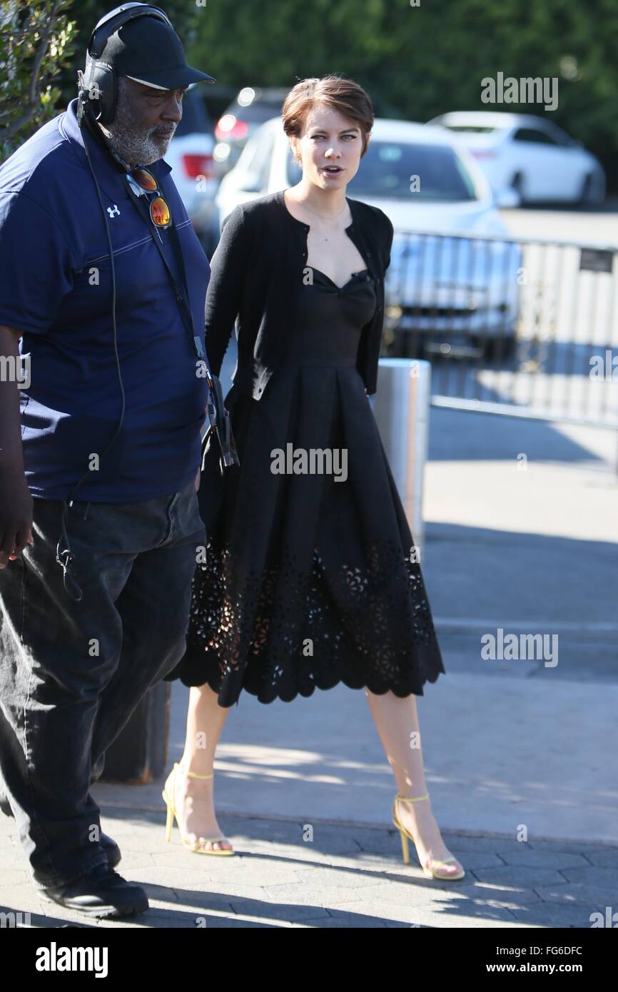 Lauren Cohan visto en Universal Studios, donde fue entrevistado por