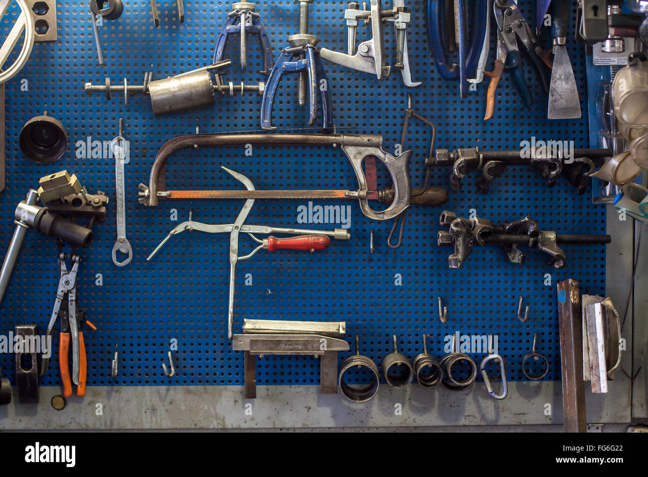 Herramientas y maquinaria en taller mecánico Fotografía de stock - Alamy