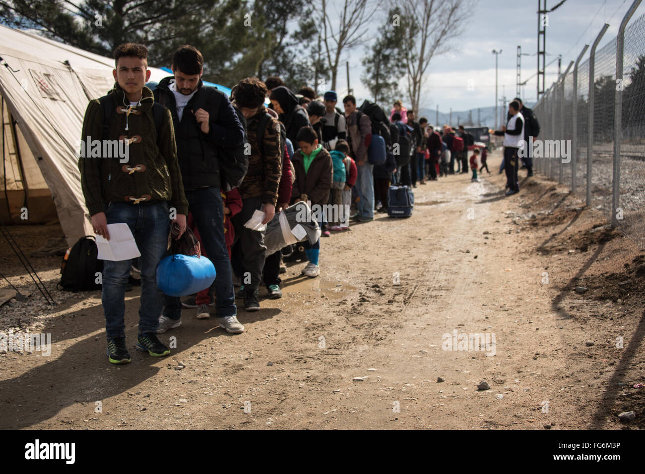 Los solicitantes de asilo en espera Idomeni campamento de refugiados a cruzar la frontera con Macedonia. Foto de stock