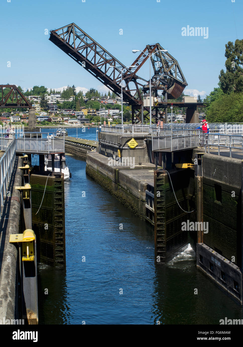 Las puertas de un candado abierto y un puente levadizo levantado en el fondo, Ballard Locks, Seattle, Washington, EE.UU. Verano Foto de stock