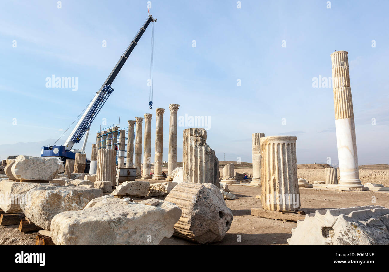 Reconstrucción de Laodicea que ha durado años, con espectaculares ruinas de visita; la de Laodicea, Turquía Foto de stock