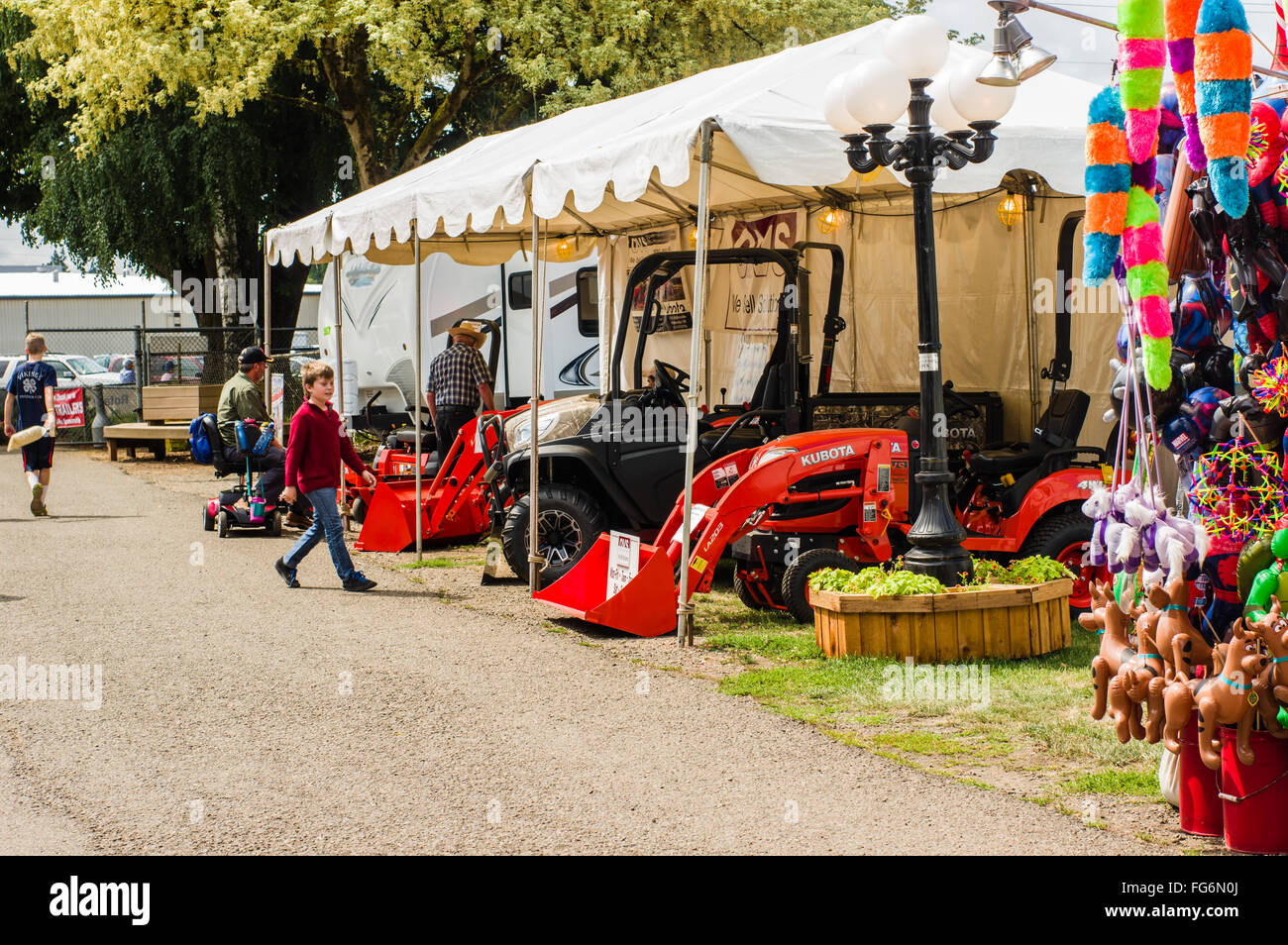Tractores en exhibición en la Feria del Condado de Clackamas, Canby, Oregón Foto de stock