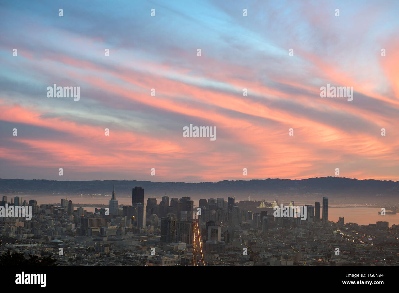 Amanecer en el centro de San Francisco, California, EE.UU. Foto de stock