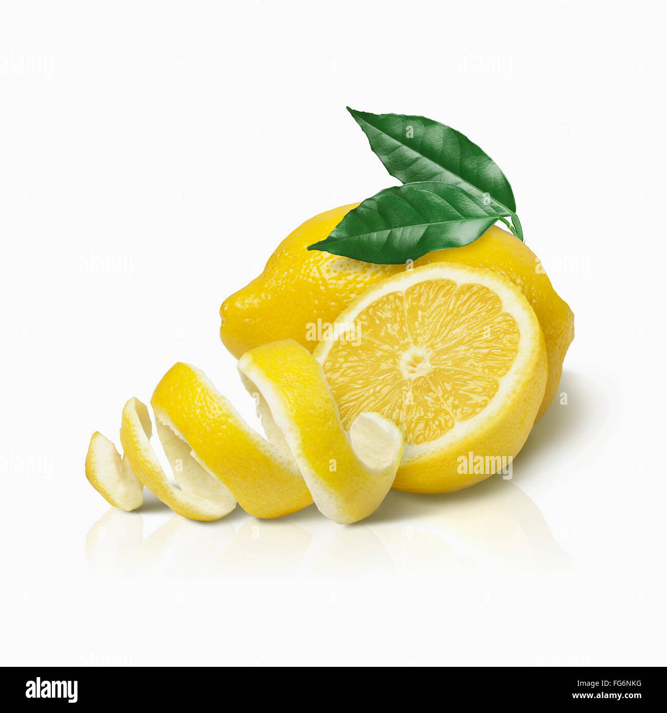 Limón y un toque de cáscara de limón con guarnición de hojas sobre un fondo blanco; Toronto, Ontario, Canadá Foto de stock