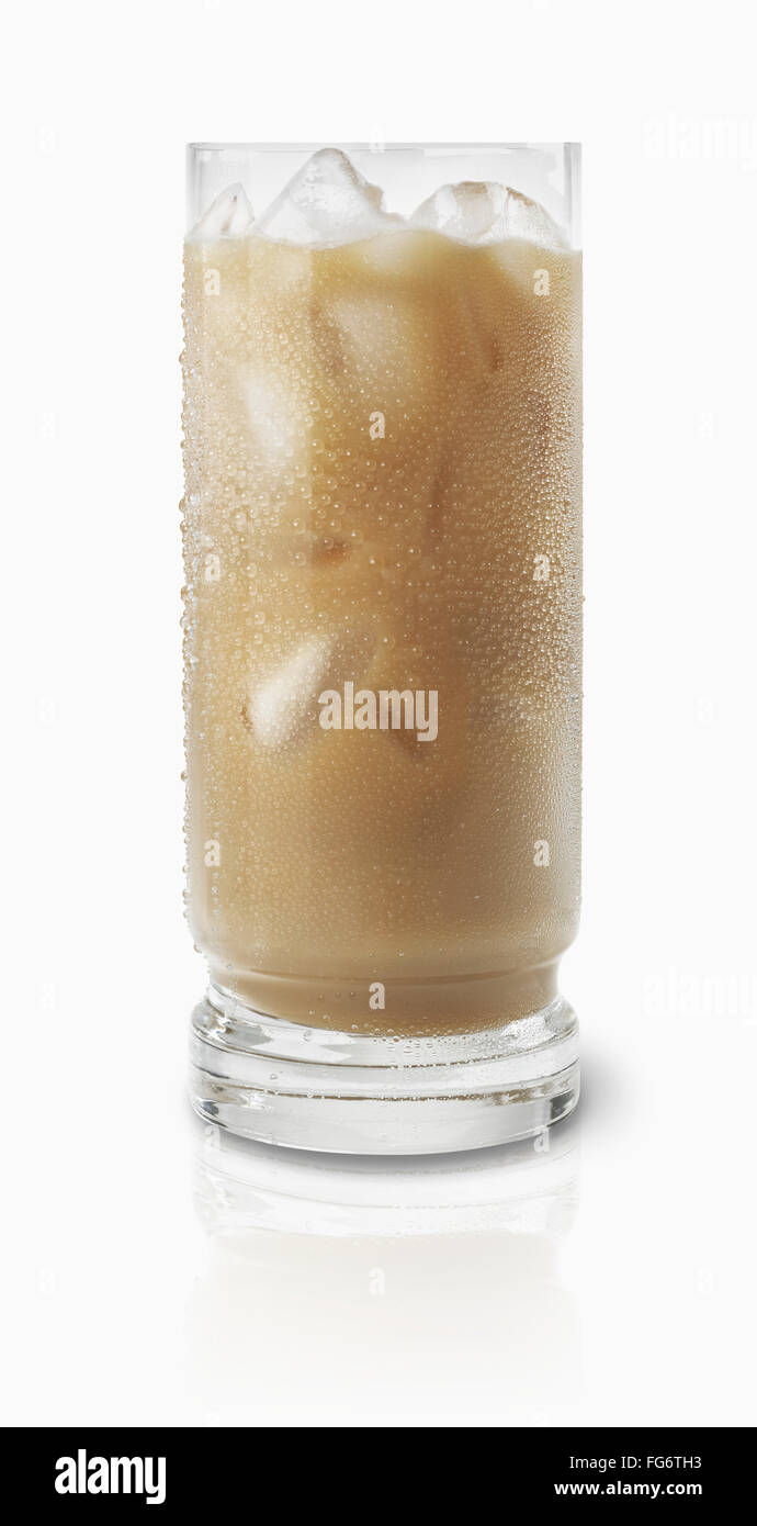 Cristal de una bebida de color marrón claro con cubitos de hielo sobre un fondo blanco; Toronto, Ontario, Canadá Foto de stock