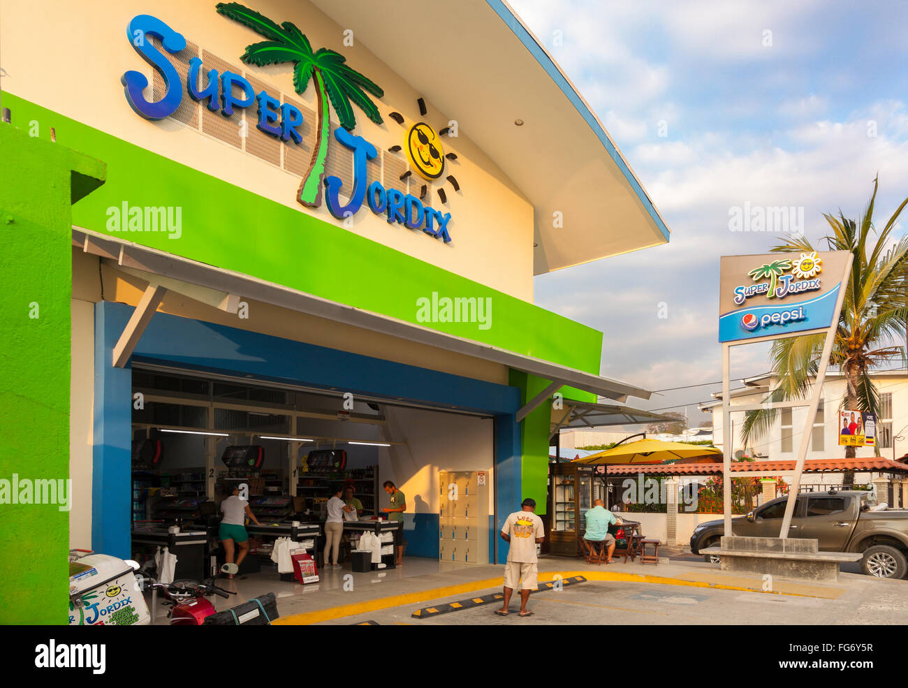 Un supermercado 'Super Jordix' en Quepos, provincia de Puntarenas, Costa Rica. Foto de stock