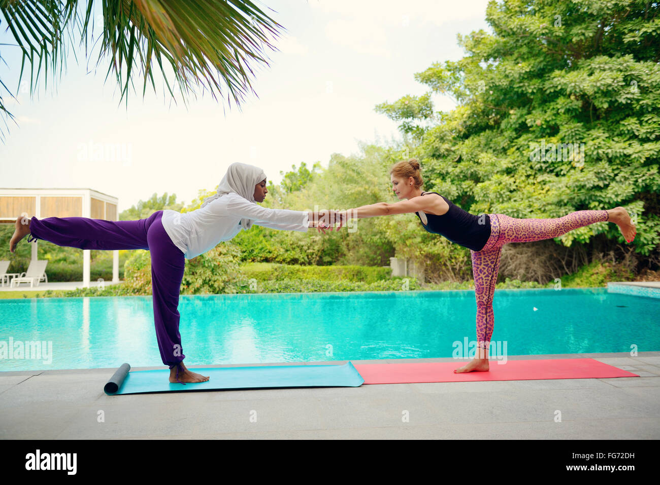 Mujer musulmana hacer yoga por la piscina Fotografía de stock - Alamy