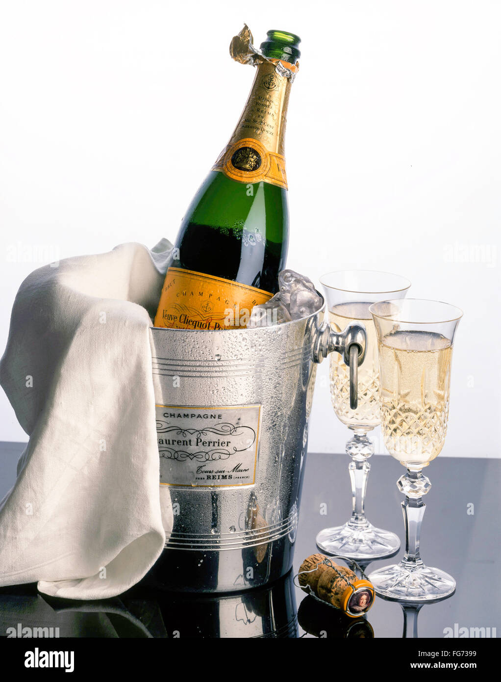 Veuve Clicquot Champagne en hielo-cuchara con servilletas y vasos de cristal,  London, England, Reino Unido Fotografía de stock - Alamy