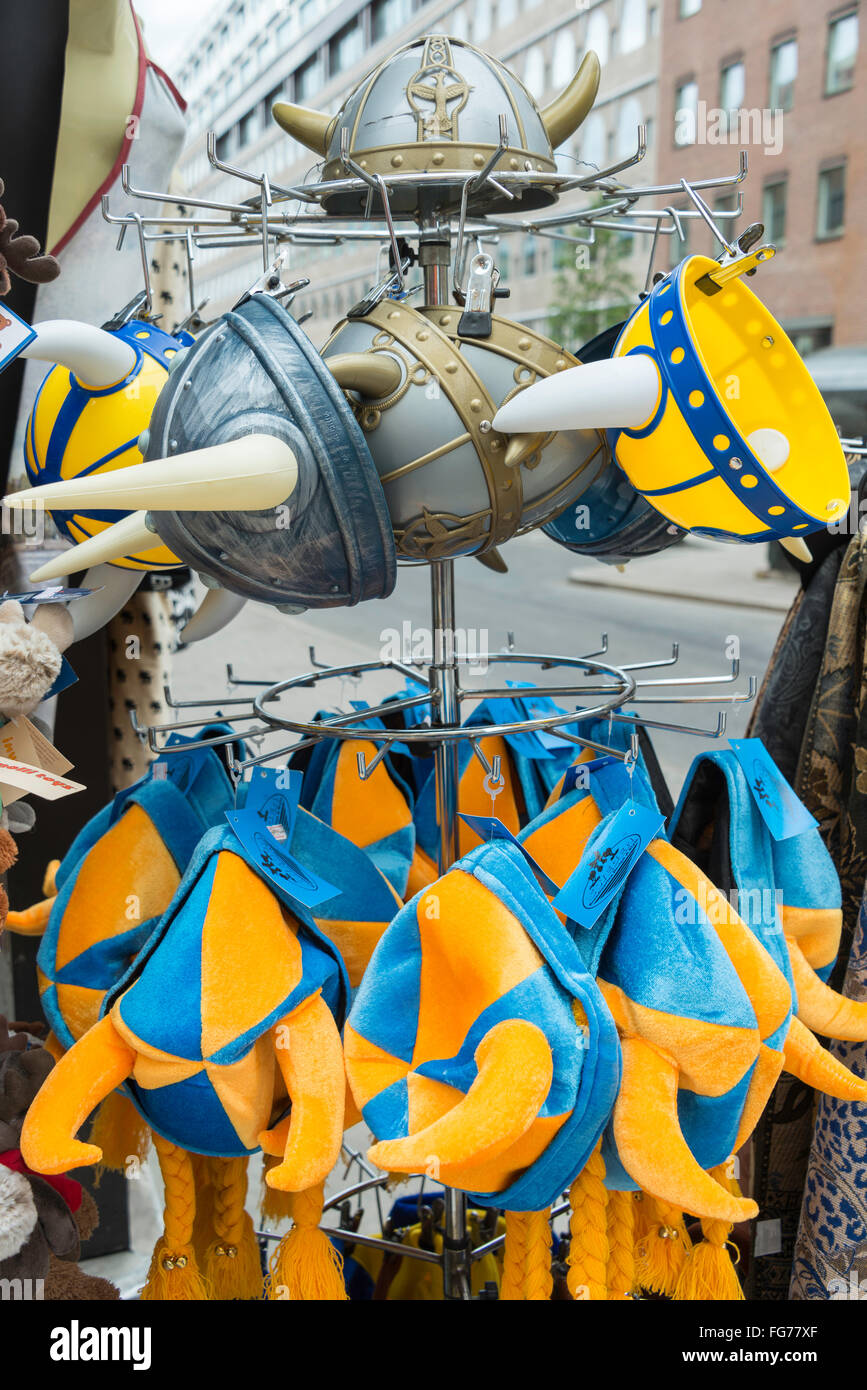 Fuera de la tienda souvenirs sueco Viking en Drottninggatan (Queen Street), distrito de Norrmalm, Estocolmo, Reino de Suecia Foto de stock
