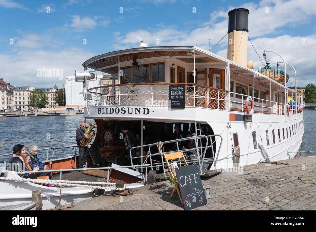 Cafe a bordo del barco de vapor Blidosund, Gamla Stan (Ciudad Vieja), Stadsholmen, Estocolmo, Reino de Suecia Foto de stock