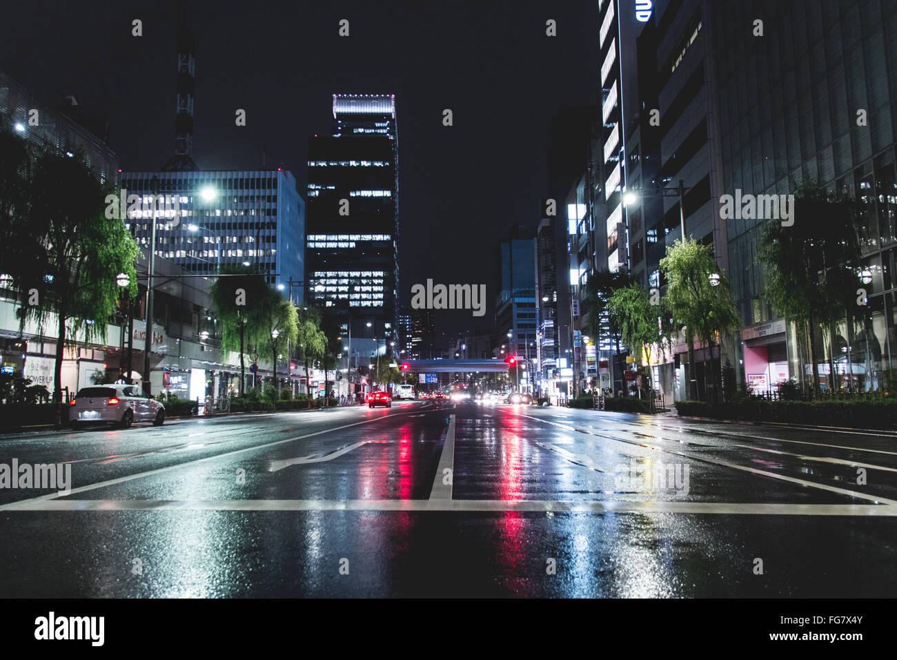 Reflejo de las luces en las calles de la ciudad en la noche húmeda Foto de stock