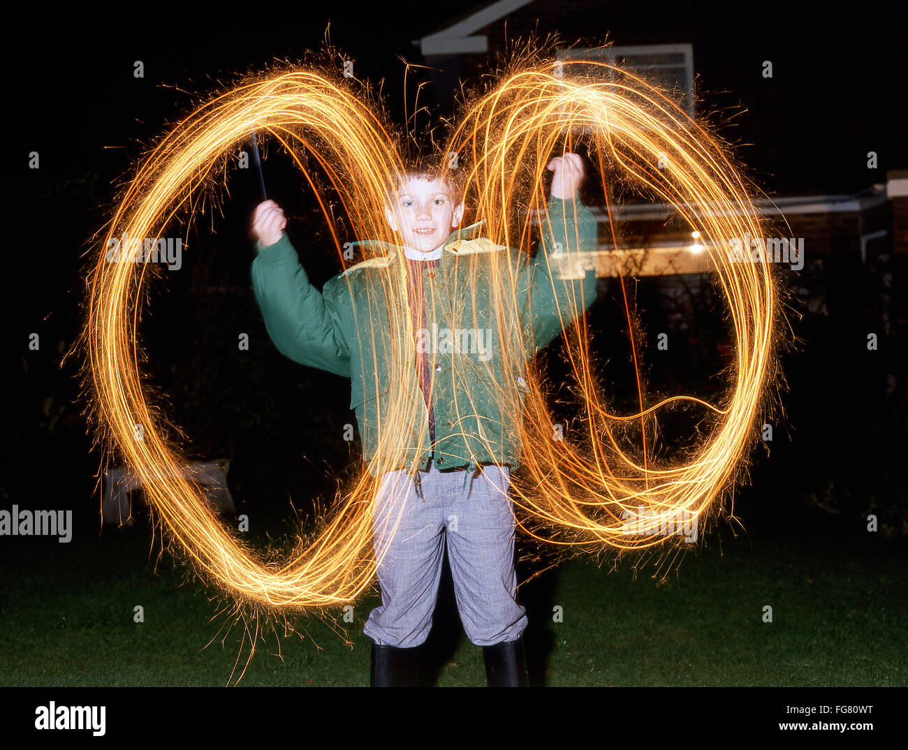 Joven haciendo círculos con estrellitas en los fuegos artificiales de la noche, Berkshire, Inglaterra, Reino Unido Foto de stock