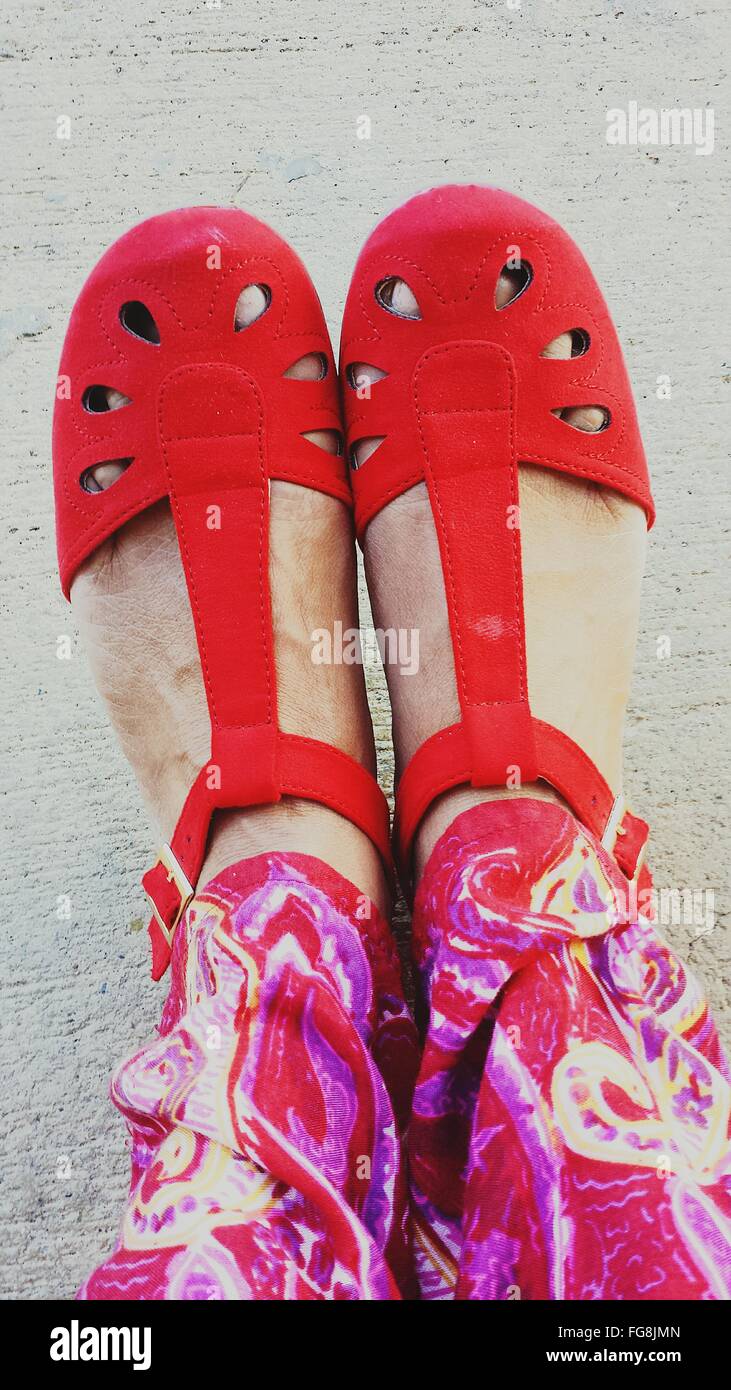 Bajo la sección de mujer vistiendo zapatos rojos Fotografía de stock - Alamy
