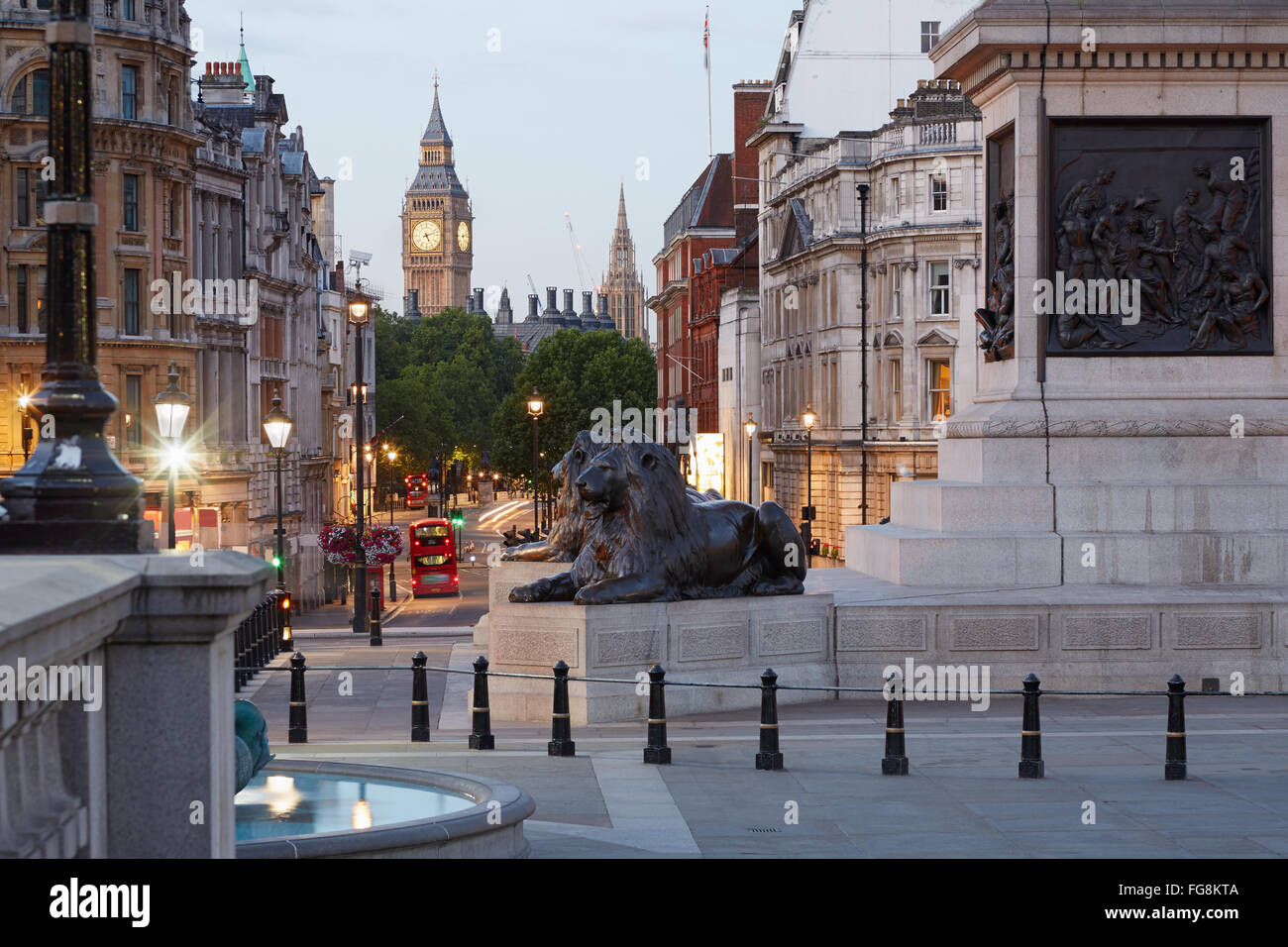 Trafalgar Square y el Big Ben, temprano en la mañana en Londres, nadie Foto de stock
