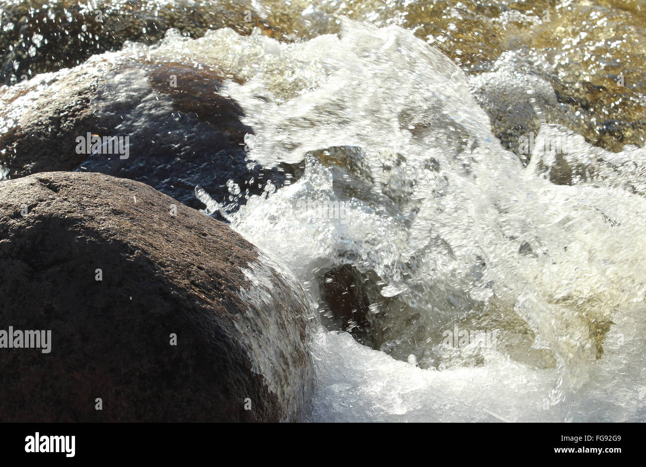 El tiempo de primavera, la piedra y el agua. Foto de stock