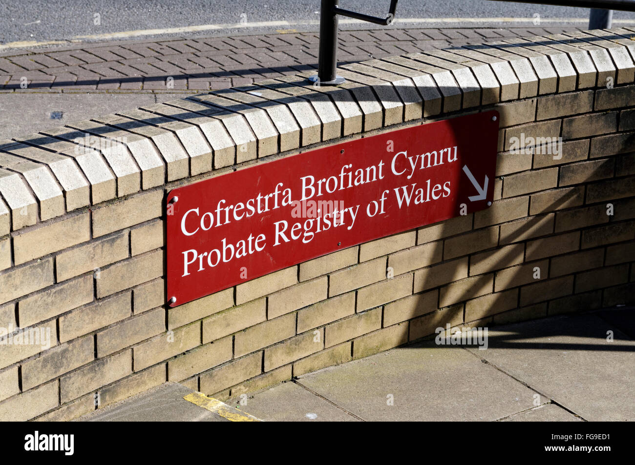 Cartel en inglés y galés fuera de las oficinas de registro de legalización de Gales, Cardiff, Gales. Foto de stock