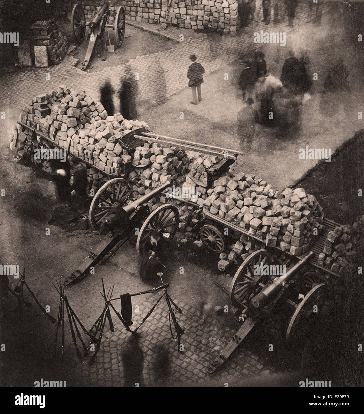 Una barricada construida por la Comuna de París en abril de 1871 Foto de stock