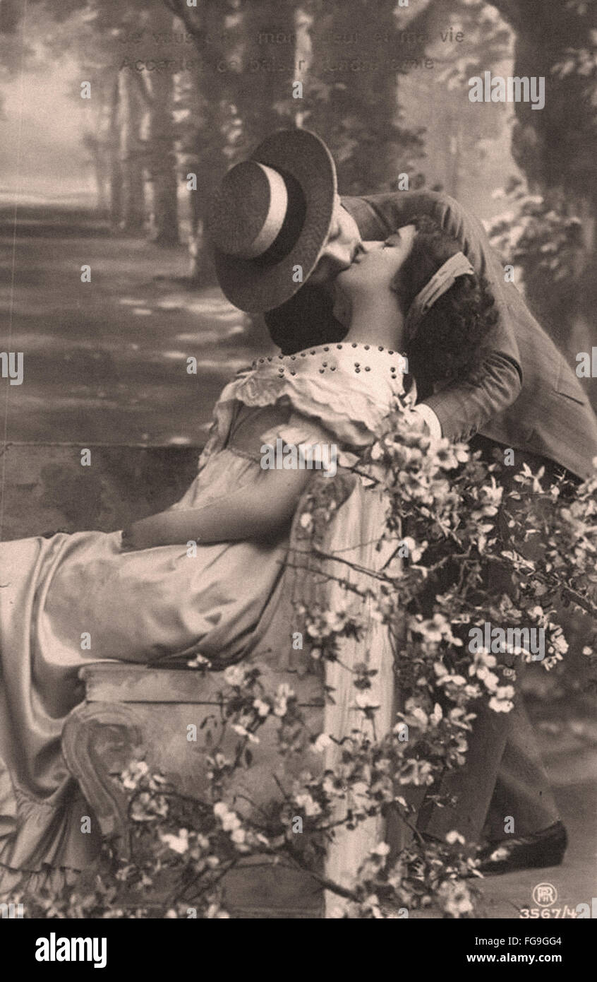 Edwardian San Valentín - pareja besándose Foto de stock