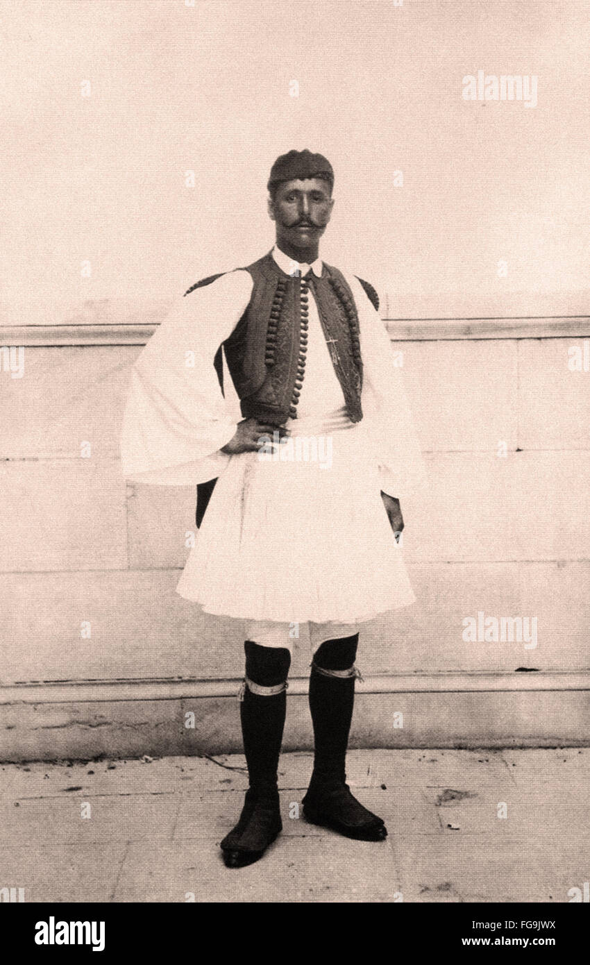 Spyros Louis el primer ganador de la carrera de maratón en un vestido tradicional durante los primeros Juegos Olímpicos. Grecia 1896 Foto de stock