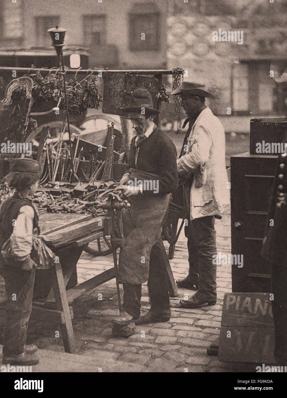 La vida en las calles de Londres de la época victoriana Foto de stock