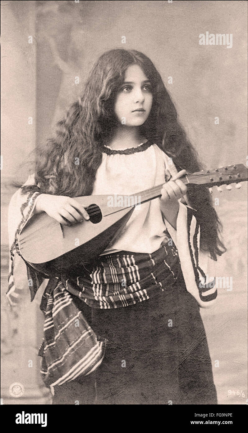 Mujer joven bohemio tocando instrumentos musicales en el 1800 Foto de stock