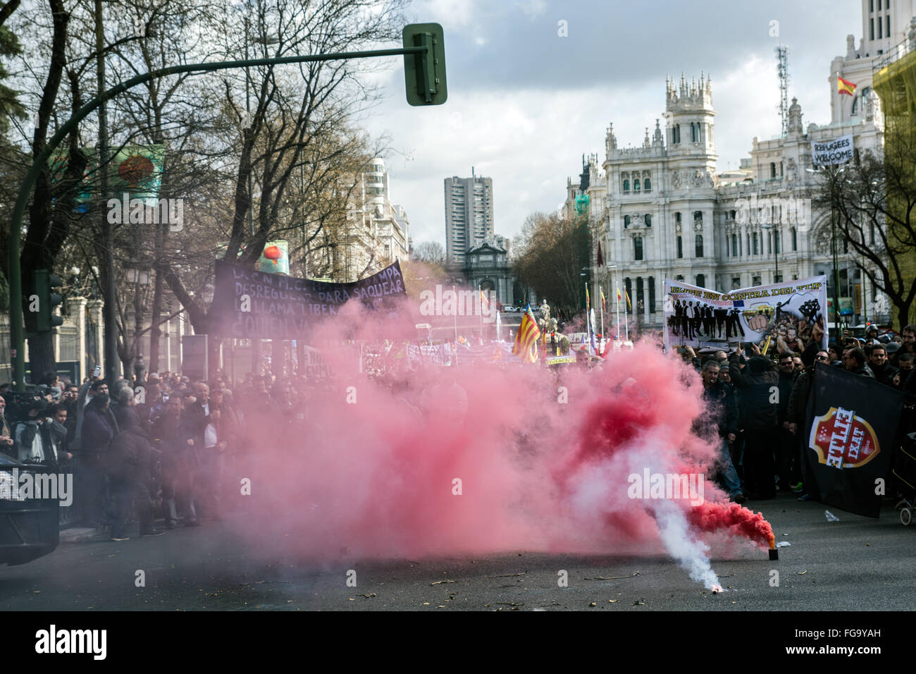 Los taxistas protestan contra la liberalización de su sector y contra servicios como uber y cabify en Madrid, España. (Foto por Marcos del mazo / Pacific Press) Foto de stock