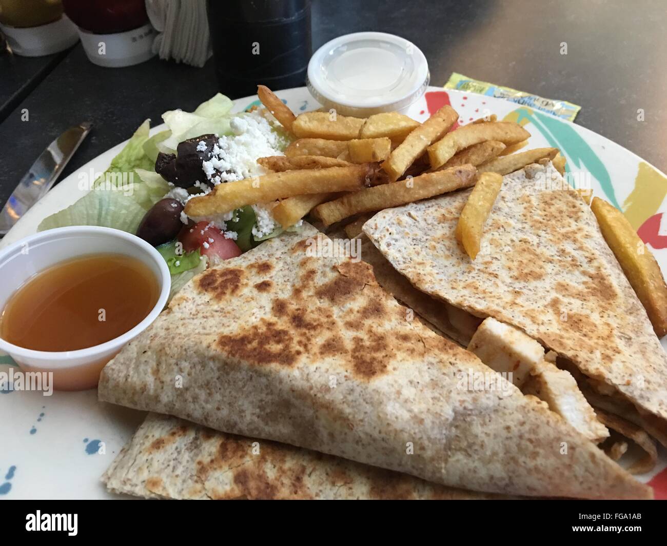 Un alto ángulo de visualización de quesadilla de pollo con papas fritas