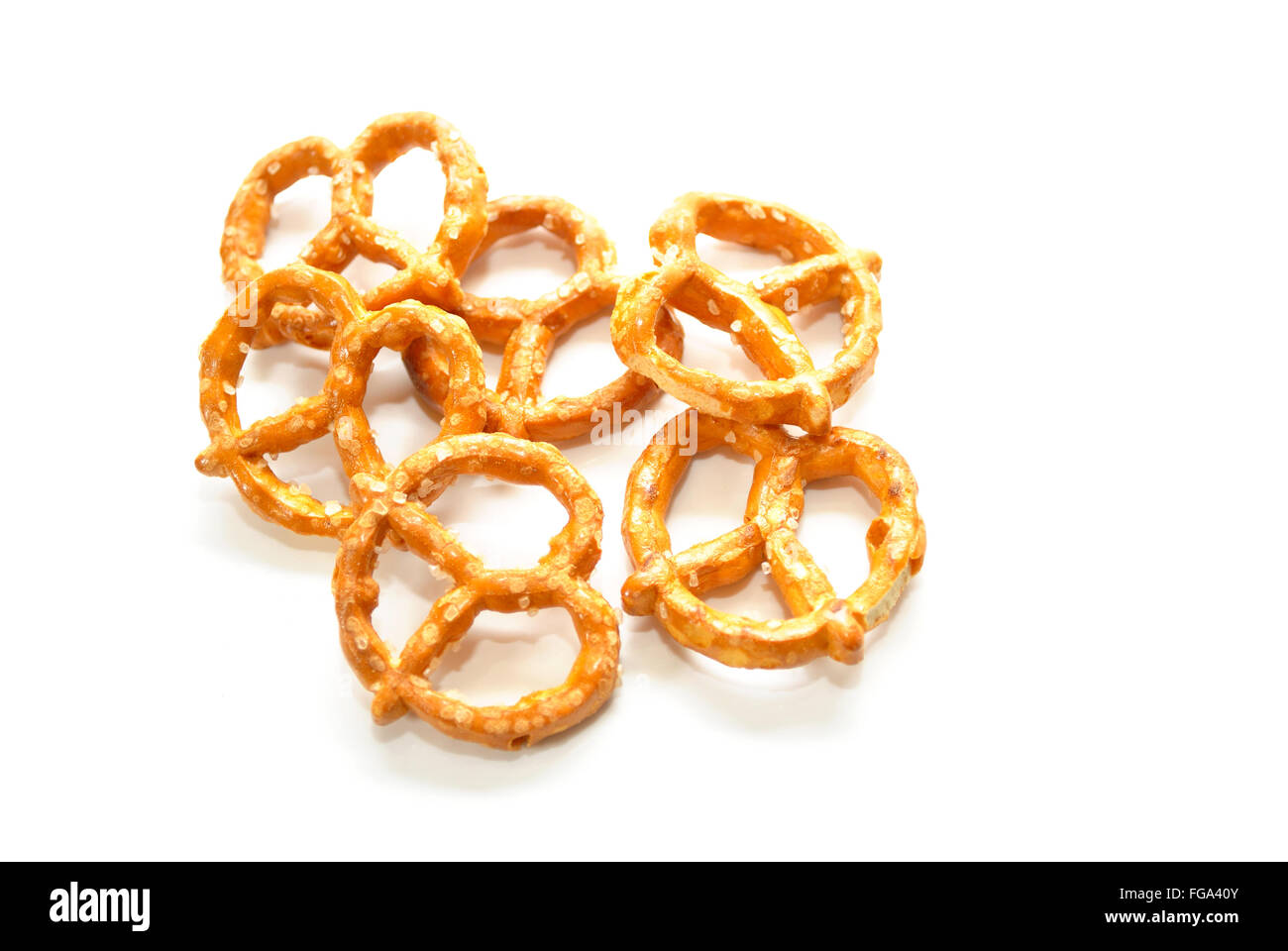 Sabrosos aperitivos de pretzels aislado sobre blanco Foto de stock