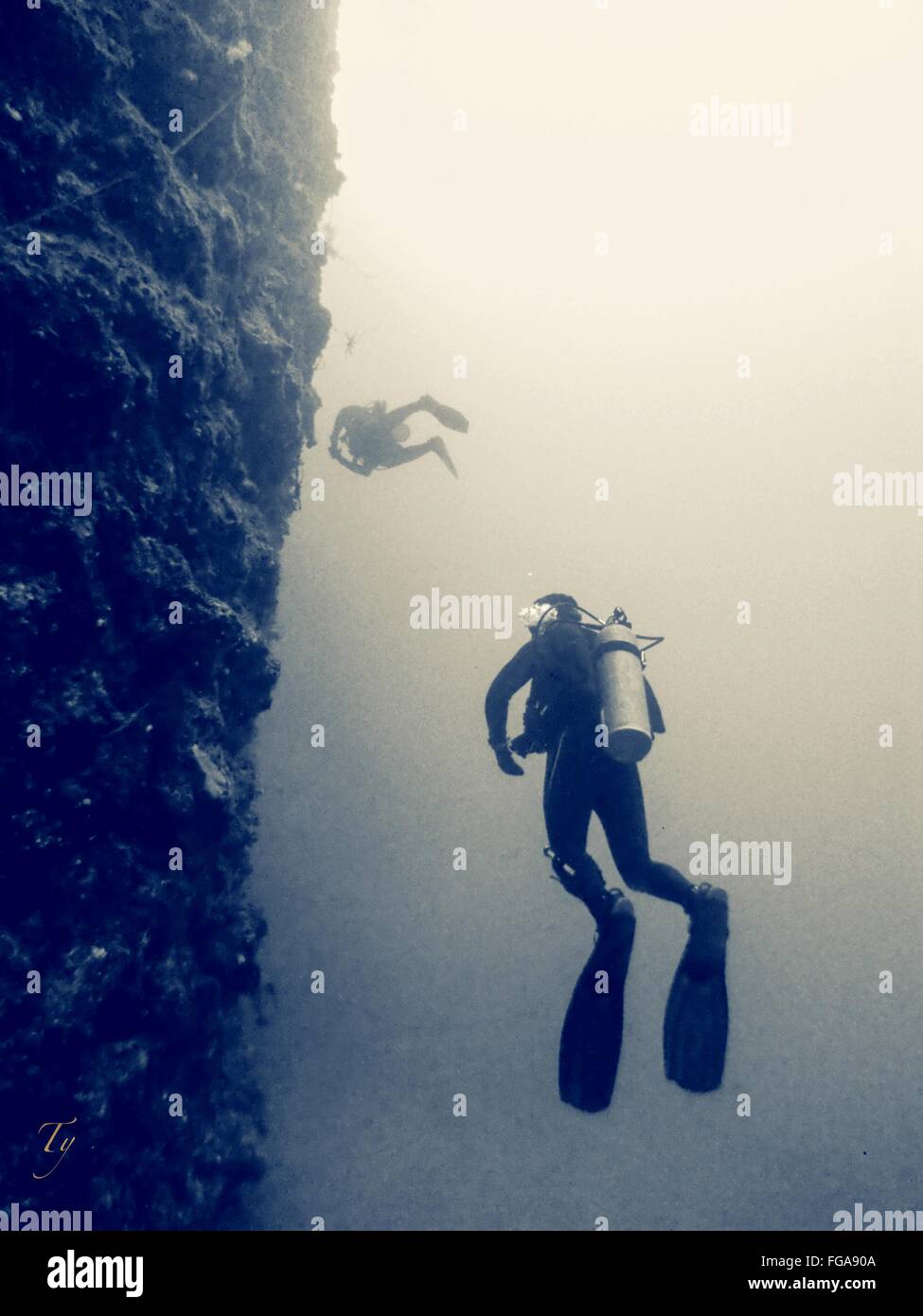 La vista de la gente de ángulo bajo el buceo en el mar Foto de stock