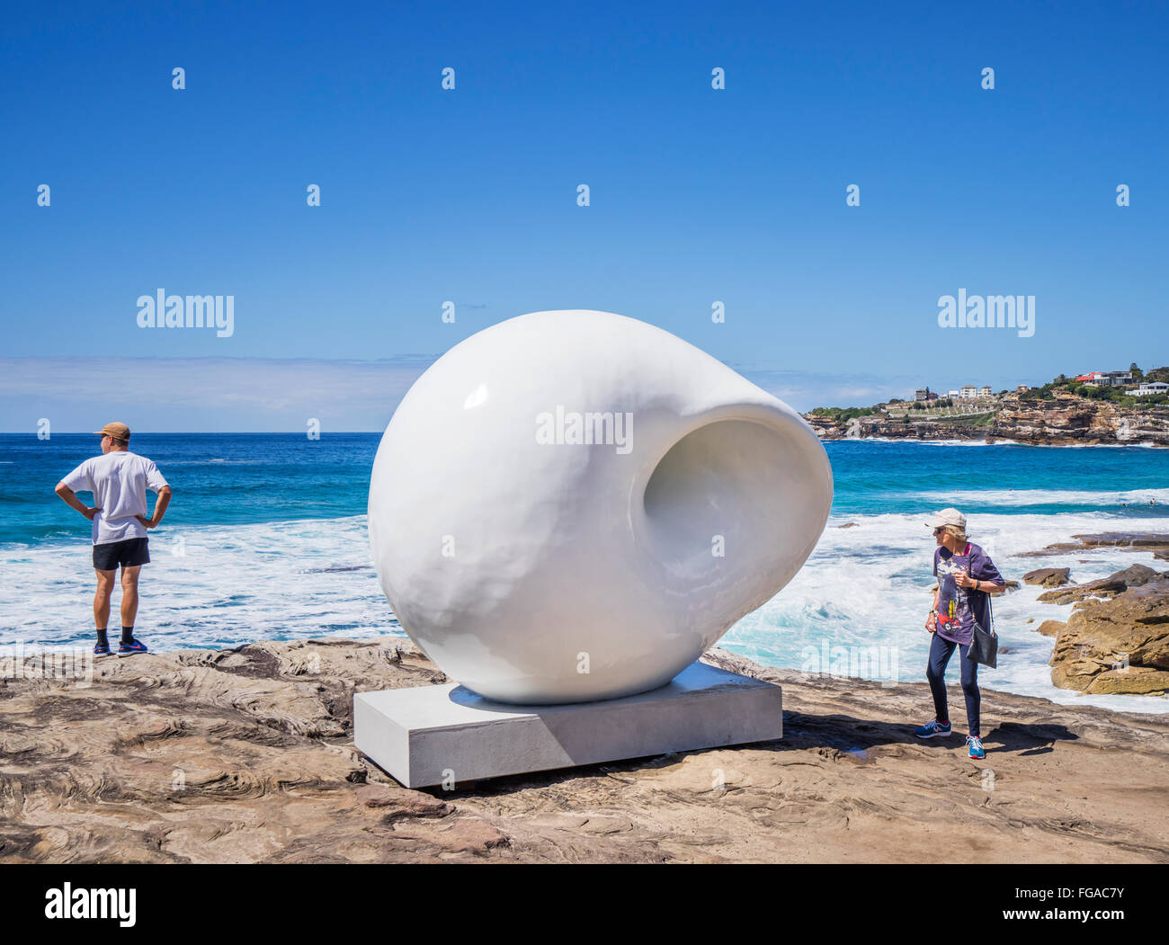 Escultura del mar 2015, exposición anual de arte al aire libre a lo largo del paseo marítimo entre Bondi y Tamarama, en Sydney Foto de stock