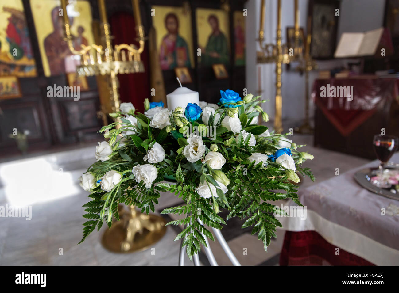 Flores y Decoraciones en la Iglesia antes de la boda Foto de stock