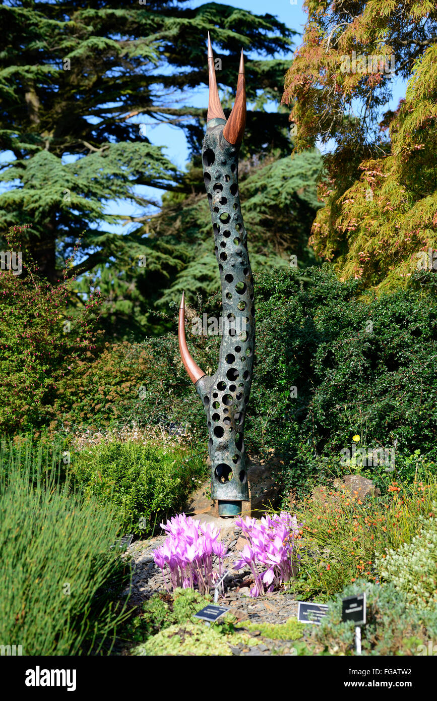 Celaeno Richard Heffernan escultura en contexto exposición exposición Jardines Botánicos Dublin instalación artística jardín floral de RM Foto de stock