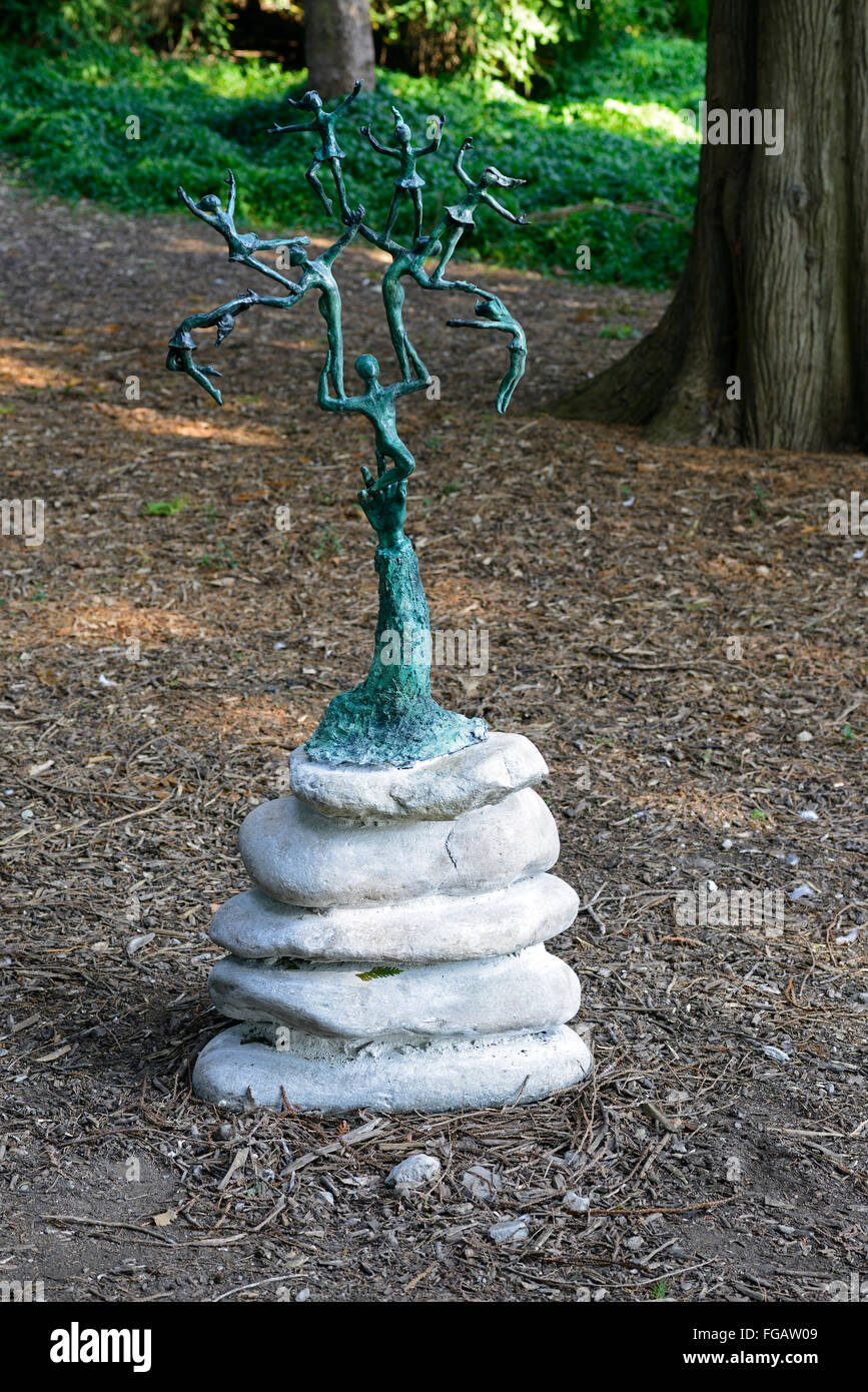 Árbol de la vida Alison Ducker, escultura en contexto exposición exposición Jardines Botánicos Dublin instalación artística jardín floral de RM Foto de stock