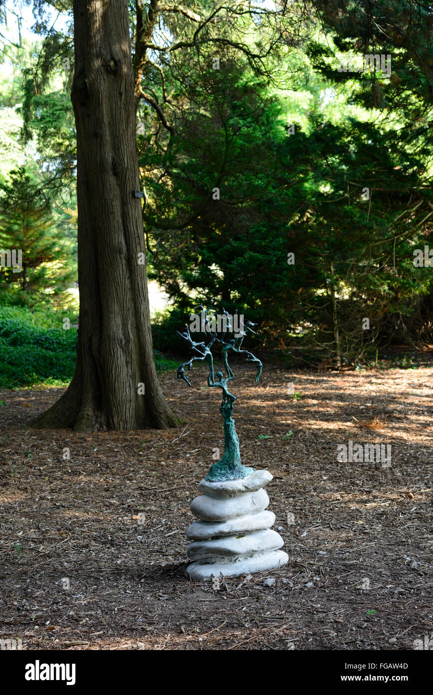 Árbol de la vida Alison Ducker, escultura en contexto exposición exposición Jardines Botánicos Dublin instalación artística jardín floral de RM Foto de stock