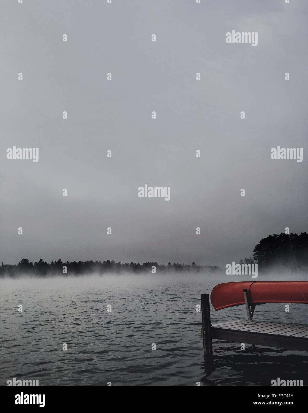 Vista panorámica del lago contra el cielo durante la niebla Foto de stock