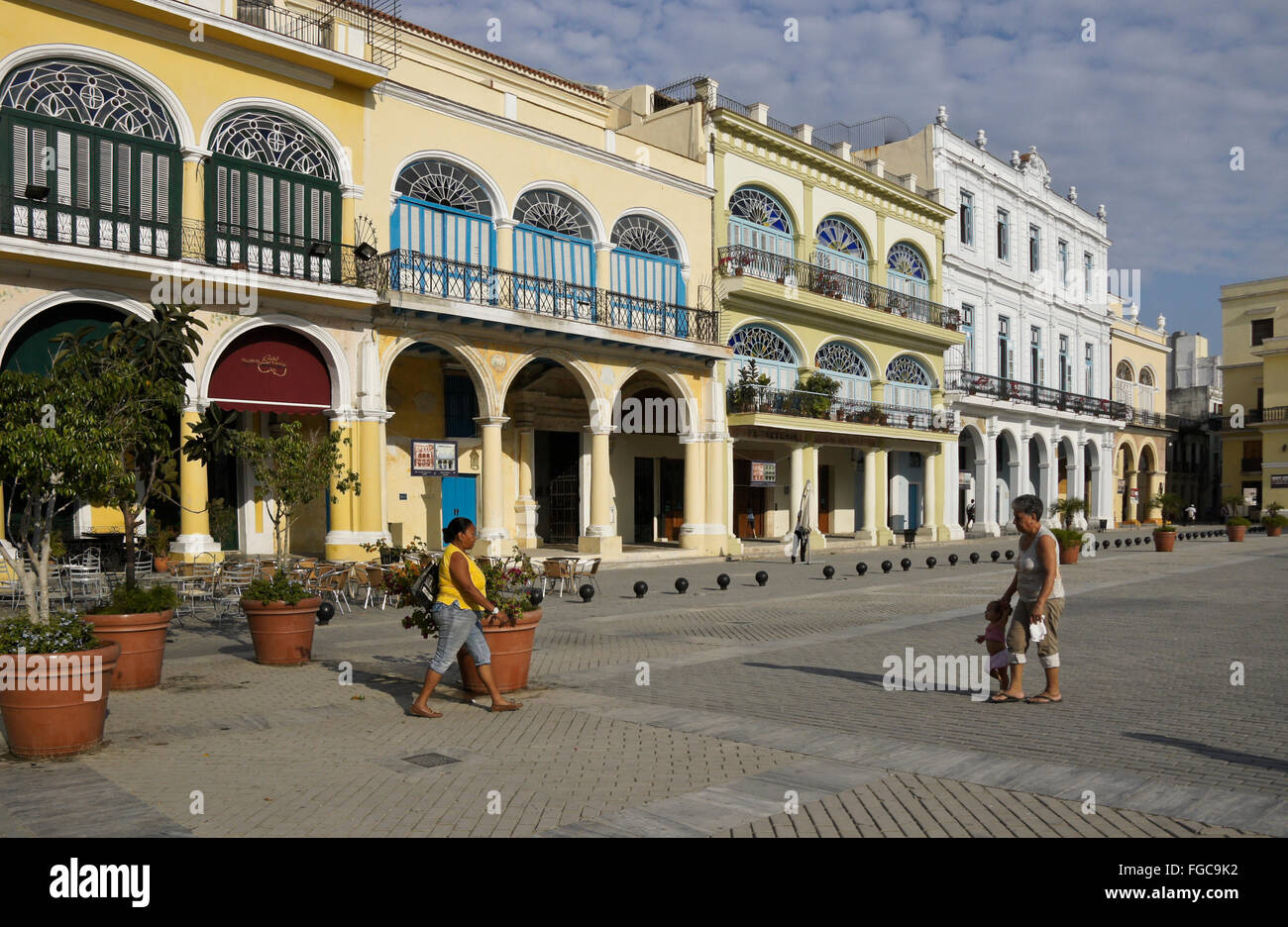 Edificios hermosamente renovados en la Plaza Vieja, La Habana Vieja, Cuba Foto de stock