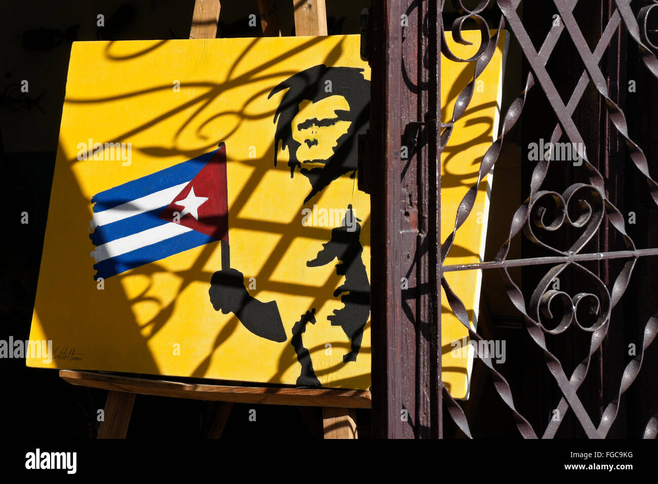 Galería de pintura en las parrillas de fundición de hierro forjado con sombra, Cienfuegos, Cuba Foto de stock