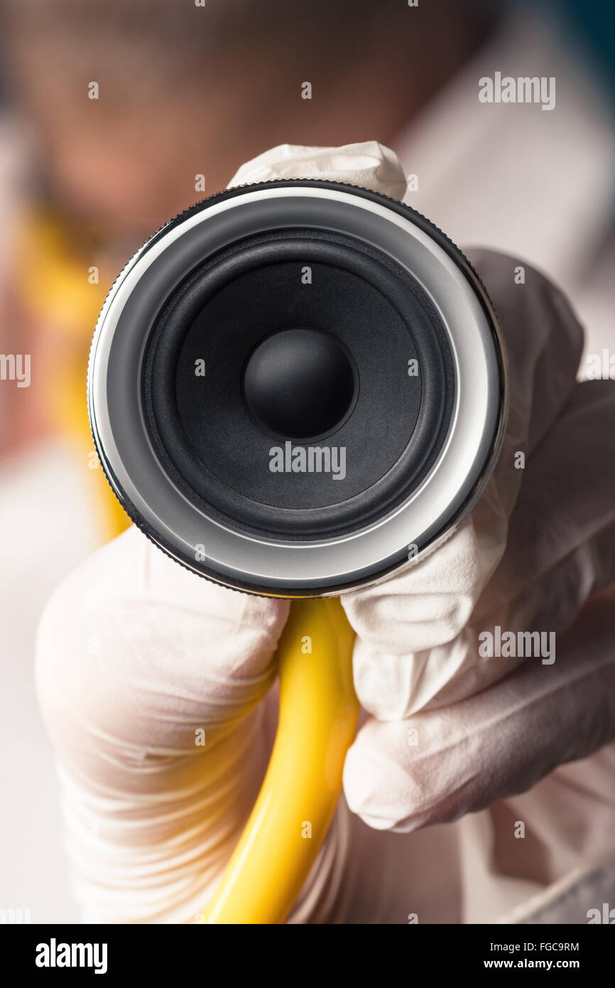 Un médico sosteniendo un estetoscopio con un altavoz en la mano Foto de stock