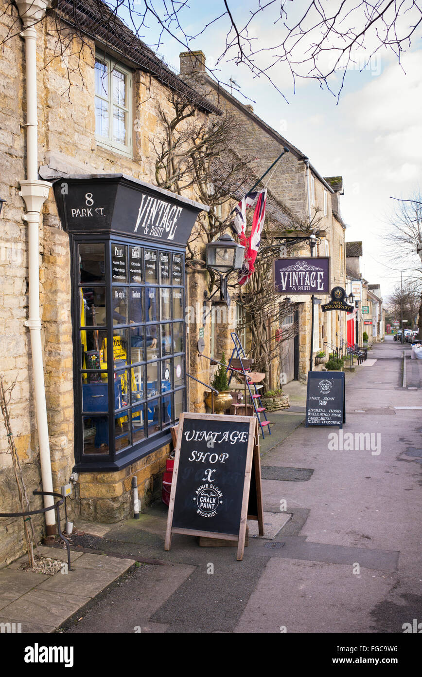 Vintage y Paint Shop. Estibar en la Wold, Gloucestershire, Cotswolds, Inglaterra Foto de stock