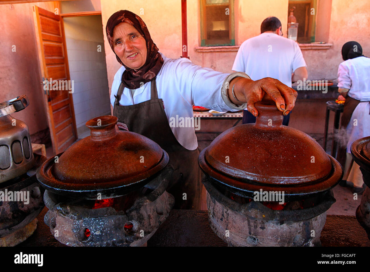 El cuscús es un alimento de los bereberes del Magreb orig th es un alimento traditial Marruecos. Cuscús csists de gránulos esféricos que Foto de stock