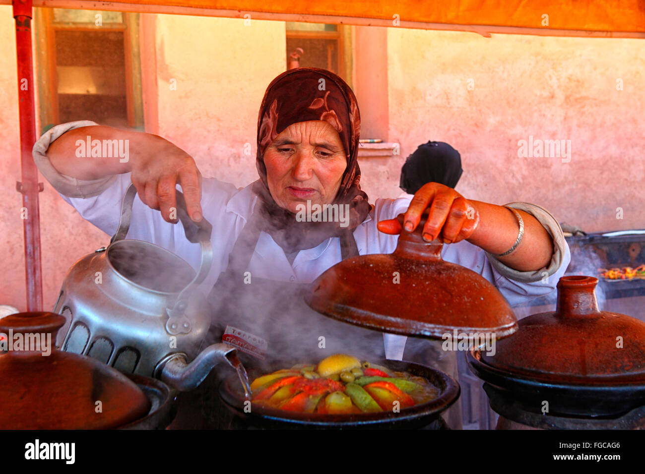 El cuscús es un alimento de los bereberes del Magreb orig th es un alimento traditial Marruecos. Cuscús csists de gránulos esféricos que Foto de stock