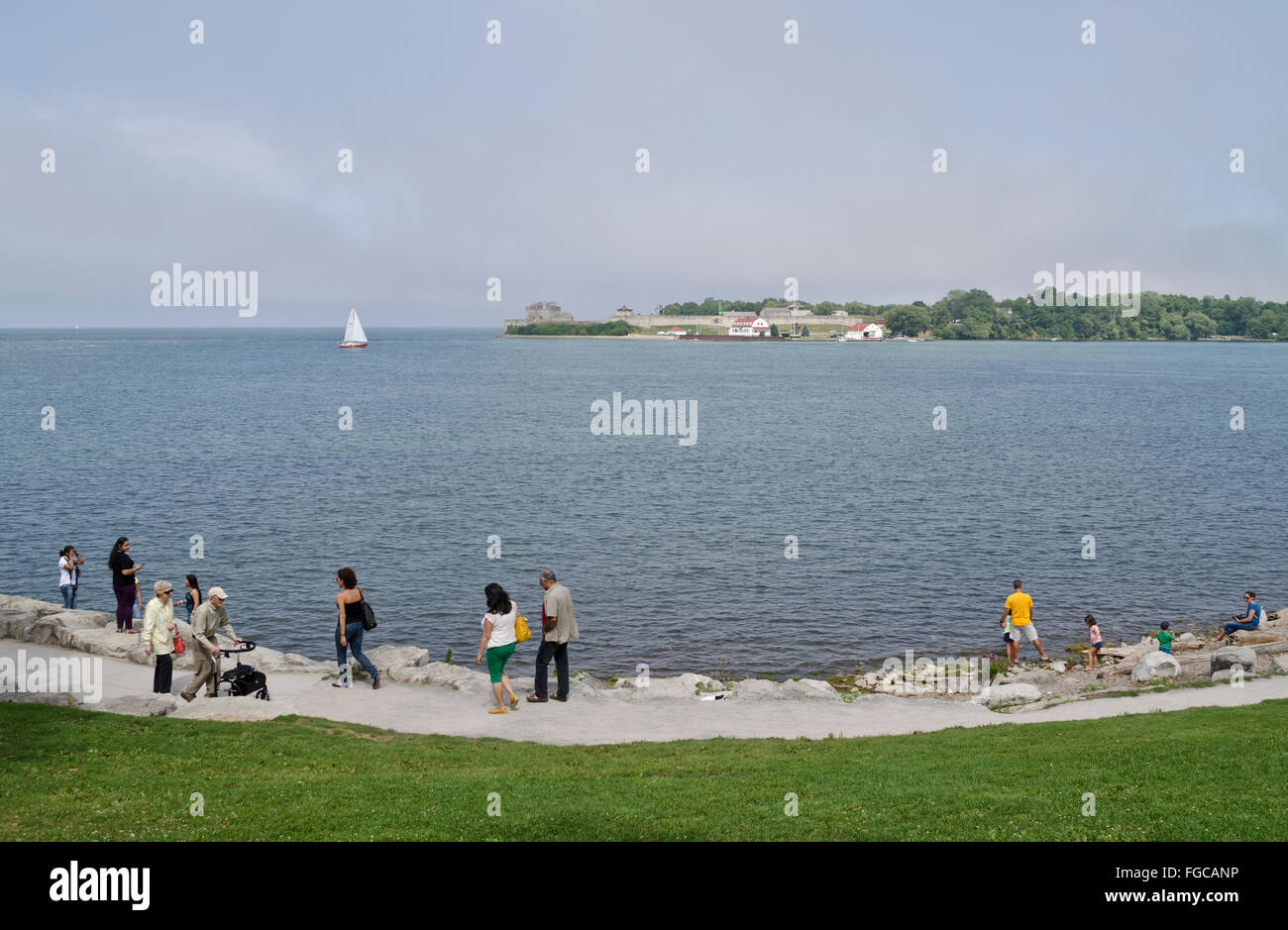 La gente caminando por la orilla del Lago Ontario en Niagara-on-the-Lake, en. Foto de stock