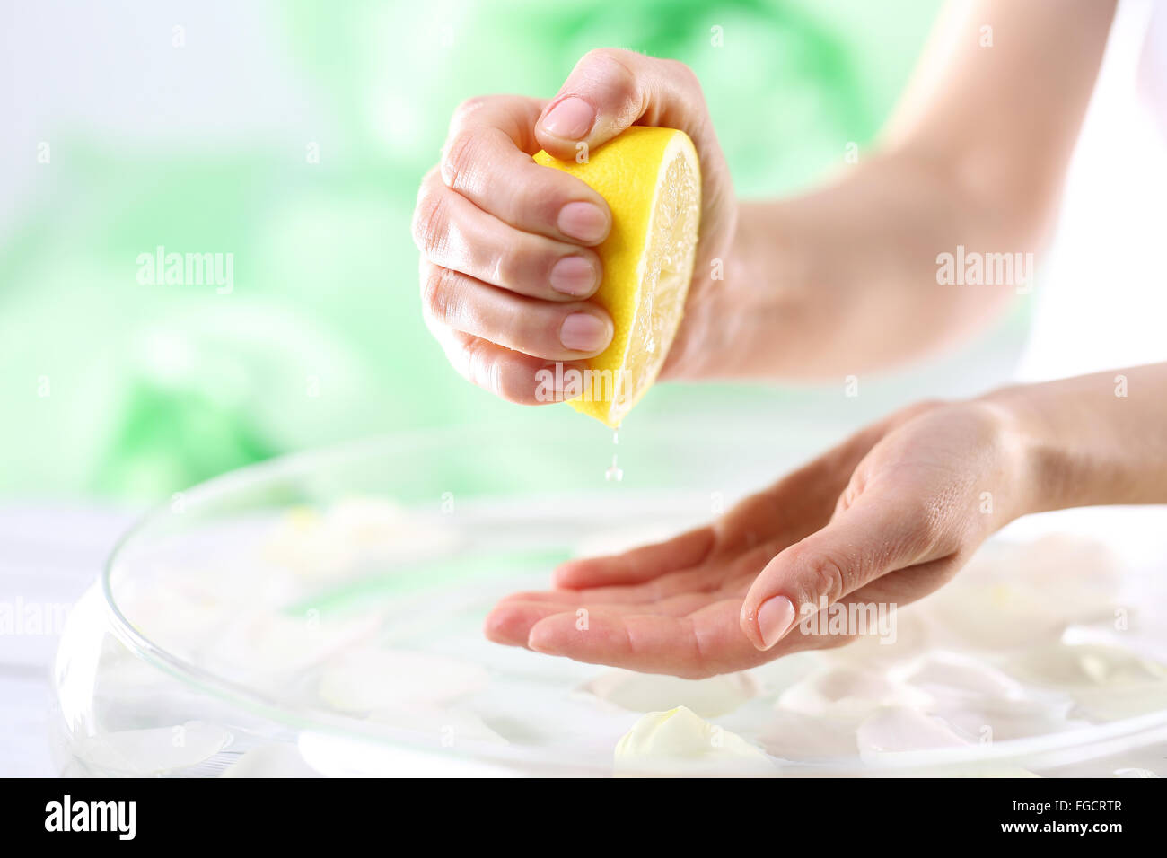 El jugo de limón, la cosmética natural. Baño de Limón para ayudar a aligerar decoloraciones de la piel Foto de stock