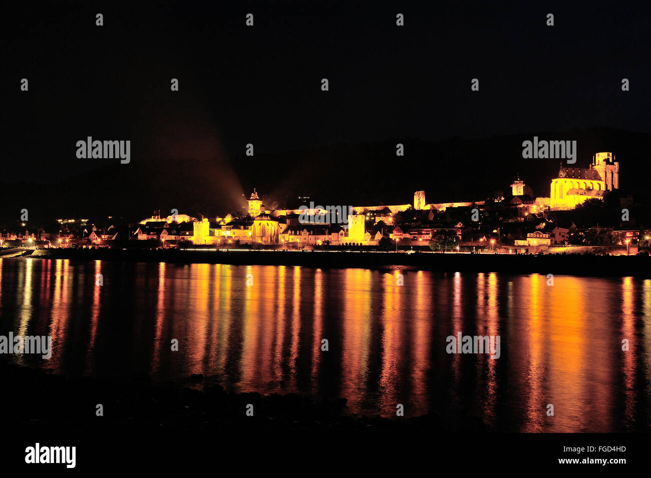 Ciudad iluminada Oberwesel en banco del Rin para el festival del Rin en Flammen y la reflexión de la luz, Alto Valle del Rin Medio, Alemania Foto de stock