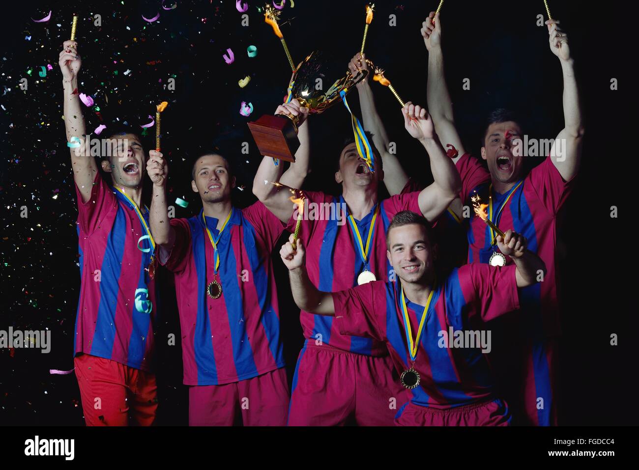 Jugadores de fútbol celebrando la victoria Foto de stock