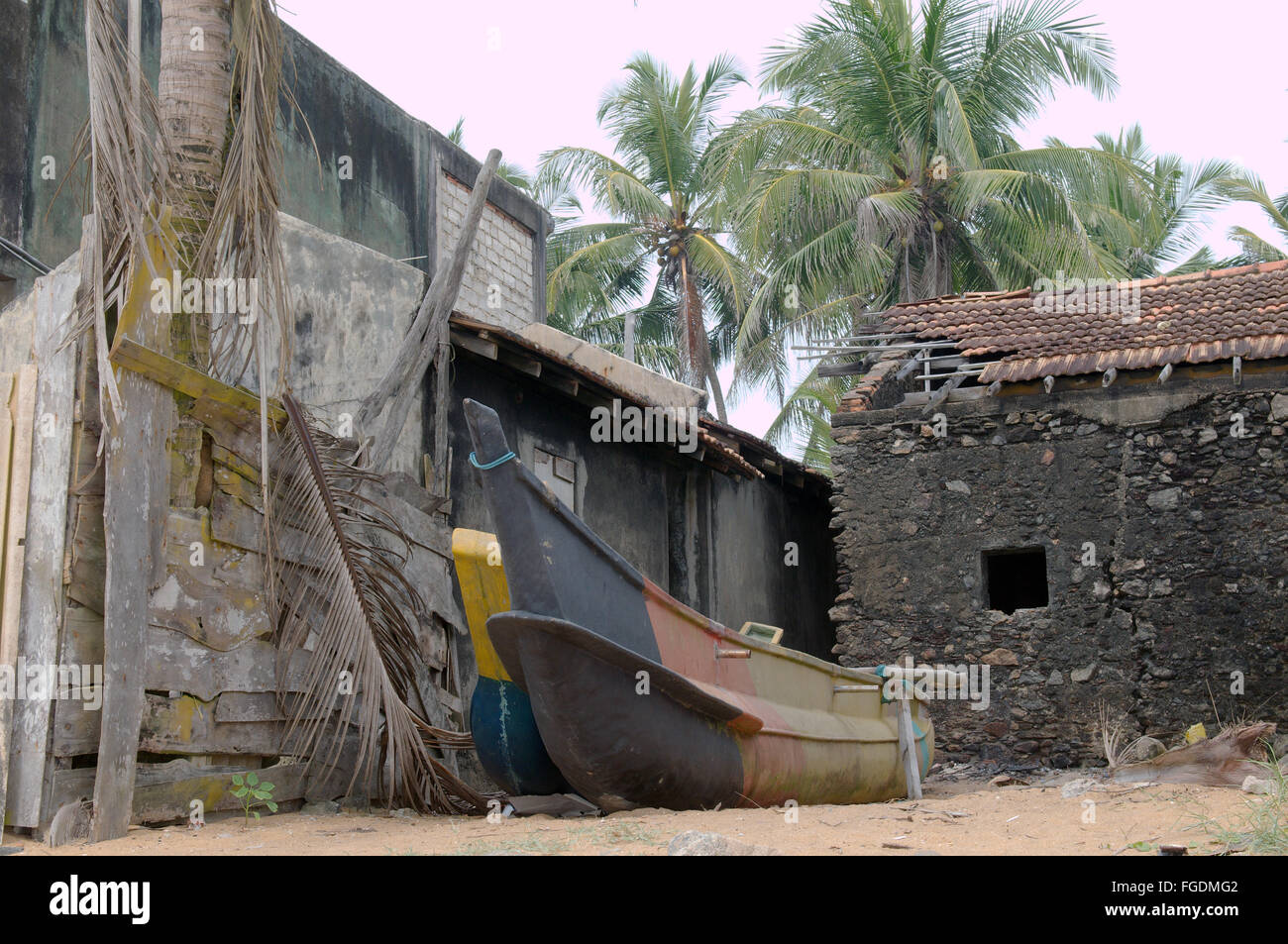 Catamarán tradicional barco de pesca de Sri Lanka se encuentra cerca de la cabaña, Hikkaduwa, Sri Lanka, el sur de Asia Foto de stock