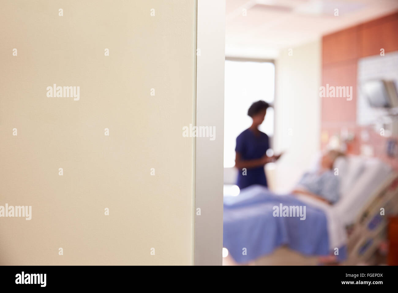 Centrarse en la habitación del hospital firmar con la enfermera hablando al paciente Foto de stock