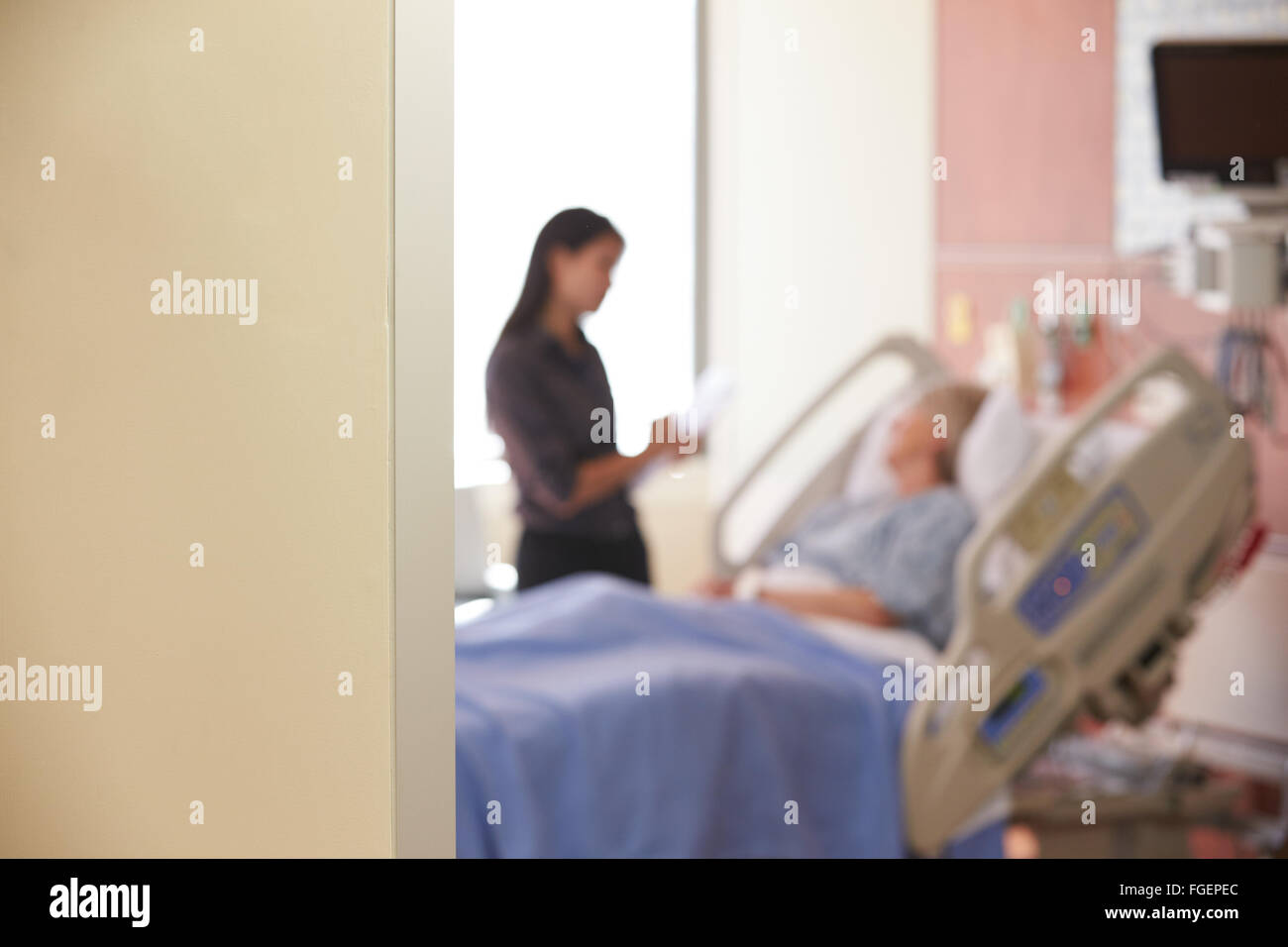 Centrarse en la habitación del hospital firmar con el doctor hablando al paciente Foto de stock